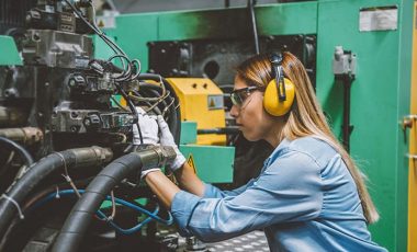 T90-Woman-Machining